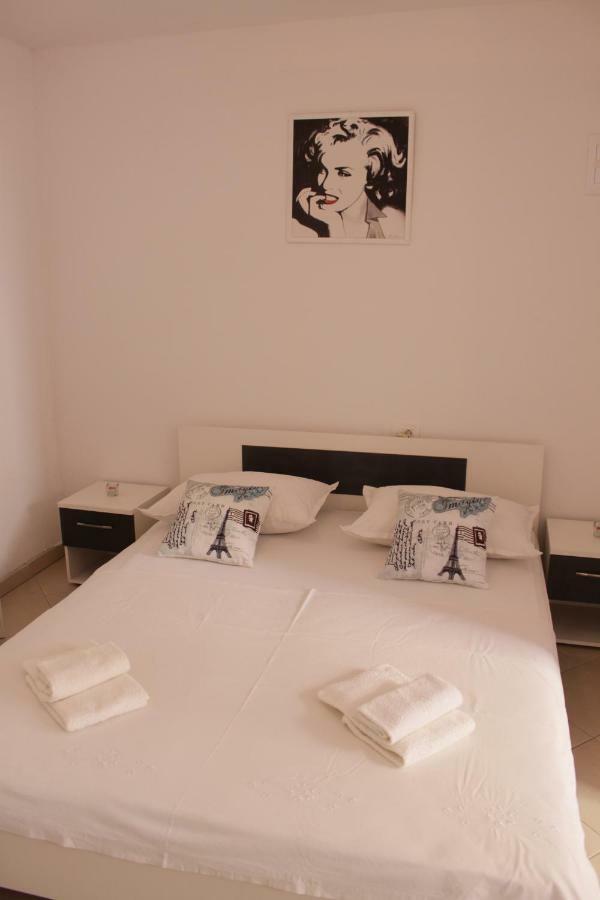 Adria Apartments Stobrec Bagian luar foto